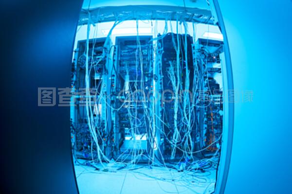 网络服务器与云计算装备 技术革新与现代算力基石